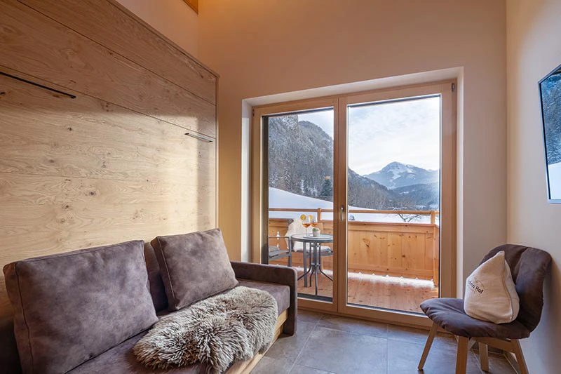 Zimmer Pölven Wohnraum Couch